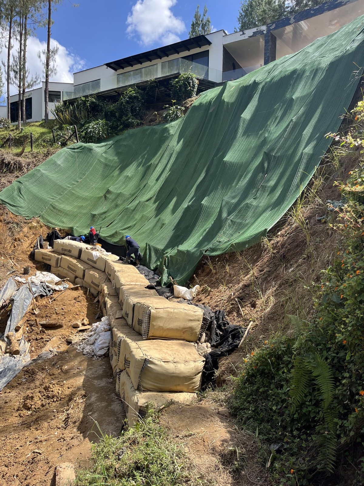 Muro de contención en suelo reforzado y talud protegido en Soto del Este, El Retiro